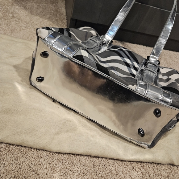 Burberry Silver Beat Check Nylon Victoria Totr - Picture 6 of 6